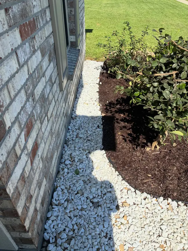 White rock border beside a fresh mulch bed